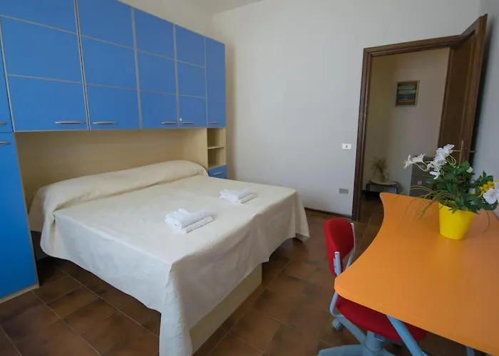 5 Minutes From The Seafront -apartment & Garden アパート オルビア